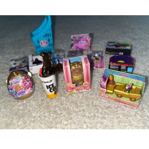 Zuru Mini Brands toy lot. Rare gold and frozen moments - Picture 1 of 5